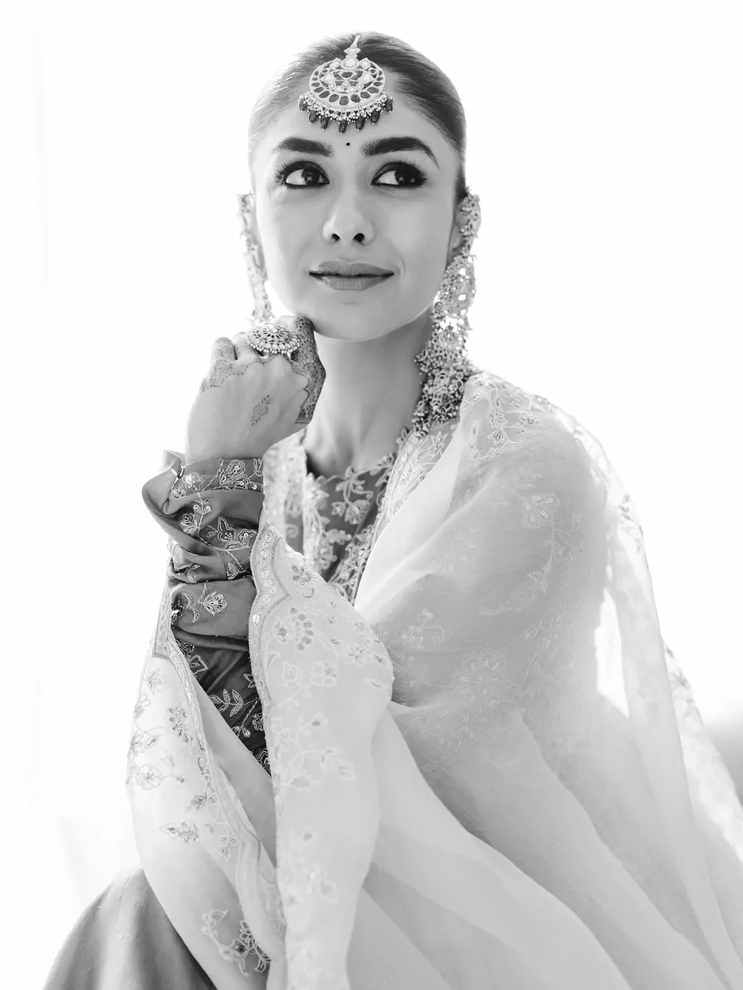 Mrunal thakur stunning looks in traditional wear