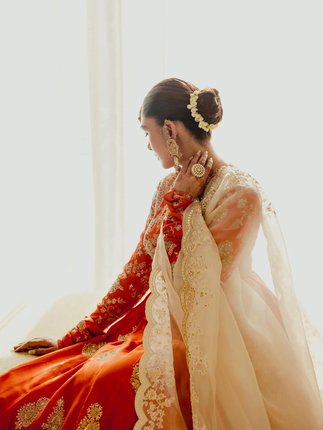 Mrunal thakur stunning looks in traditional wear