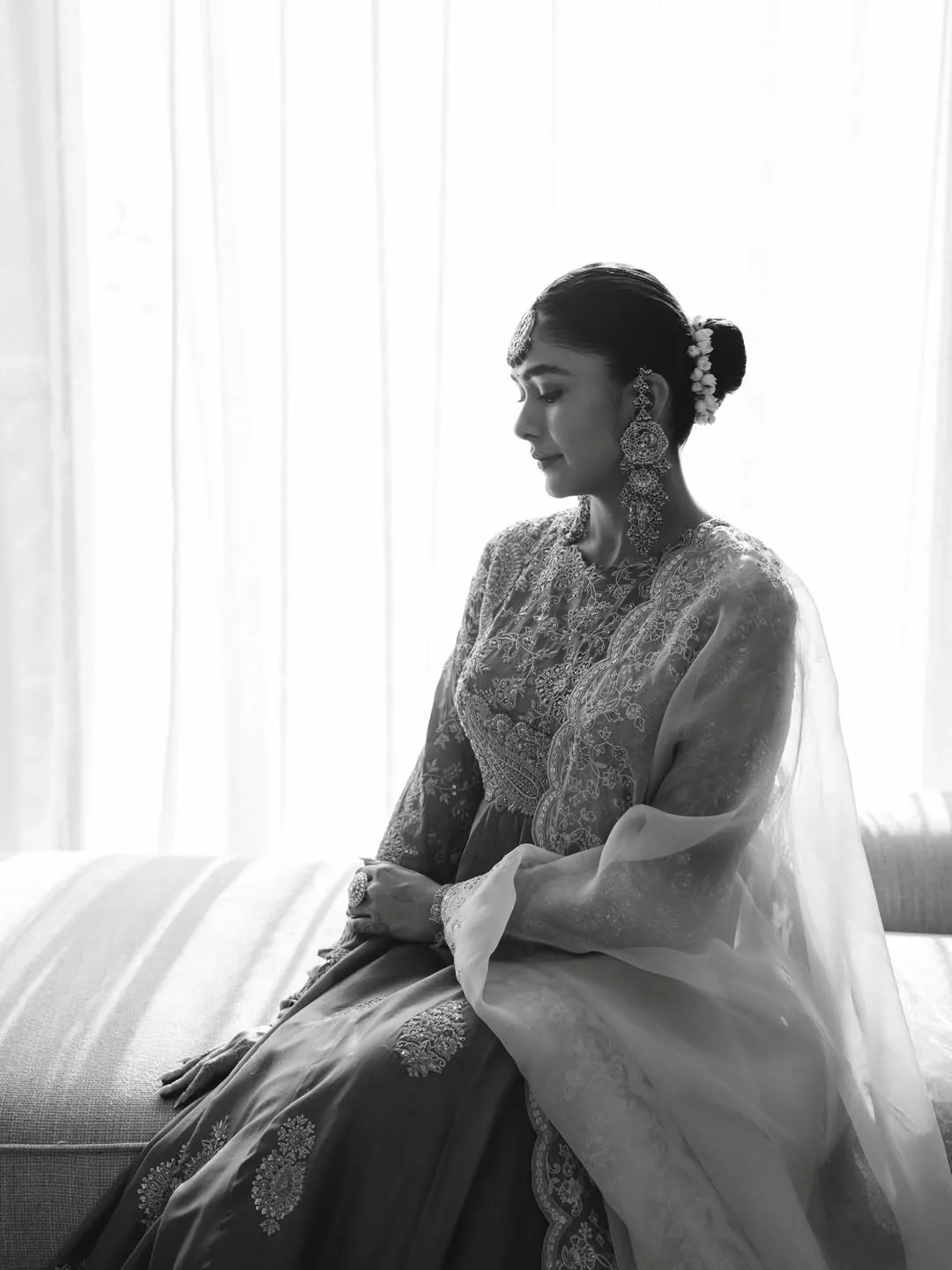 Mrunal thakur stunning looks in traditional wear