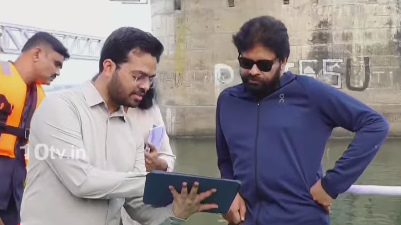Pawan Kalyan : గోదావరి పుష్కర ఘాట్లను పరిశీలించిన ఏపీ డిప్యూటీ సీఎం పవన్ కల్యాణ్.. గోదావరిలో పడవ ప్రయాణం.. వీడియో