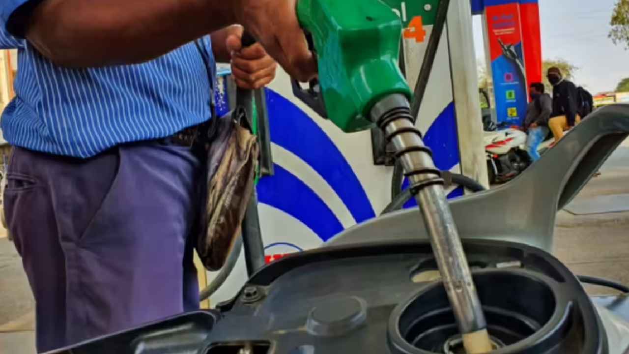 Fuel Prices Hike: ప్రజలపై పెట్రో బాంబ్..! త్వరలో పెట్రోల్, డీజిల్ ధరలు పెంపు? లీటర్ పై ఎంత పెరగొచ్చంటే..