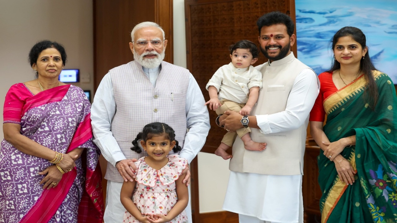 Rammohan Naidu : మోదీని కలిసి రామ్మోహన్‌ నాయుడు కుటుంబం.. ‘మీ కుమారుడిని చూసి గర్వపడండి’