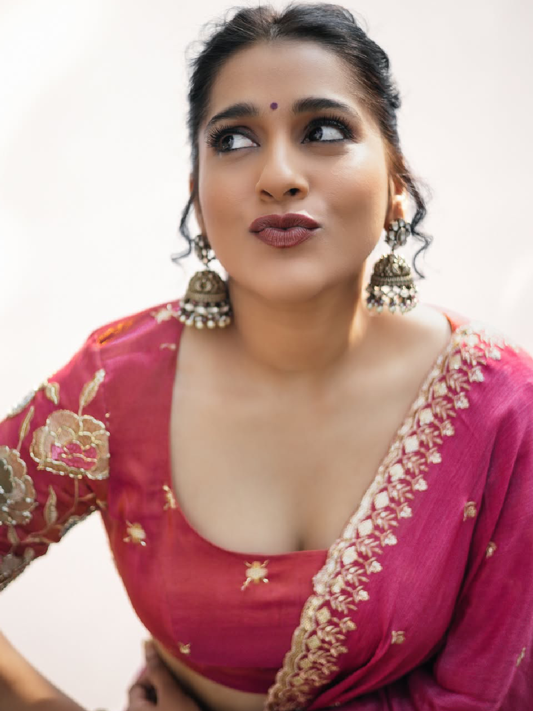 Rashmi Gautam Stunning Looks in a Half Saree