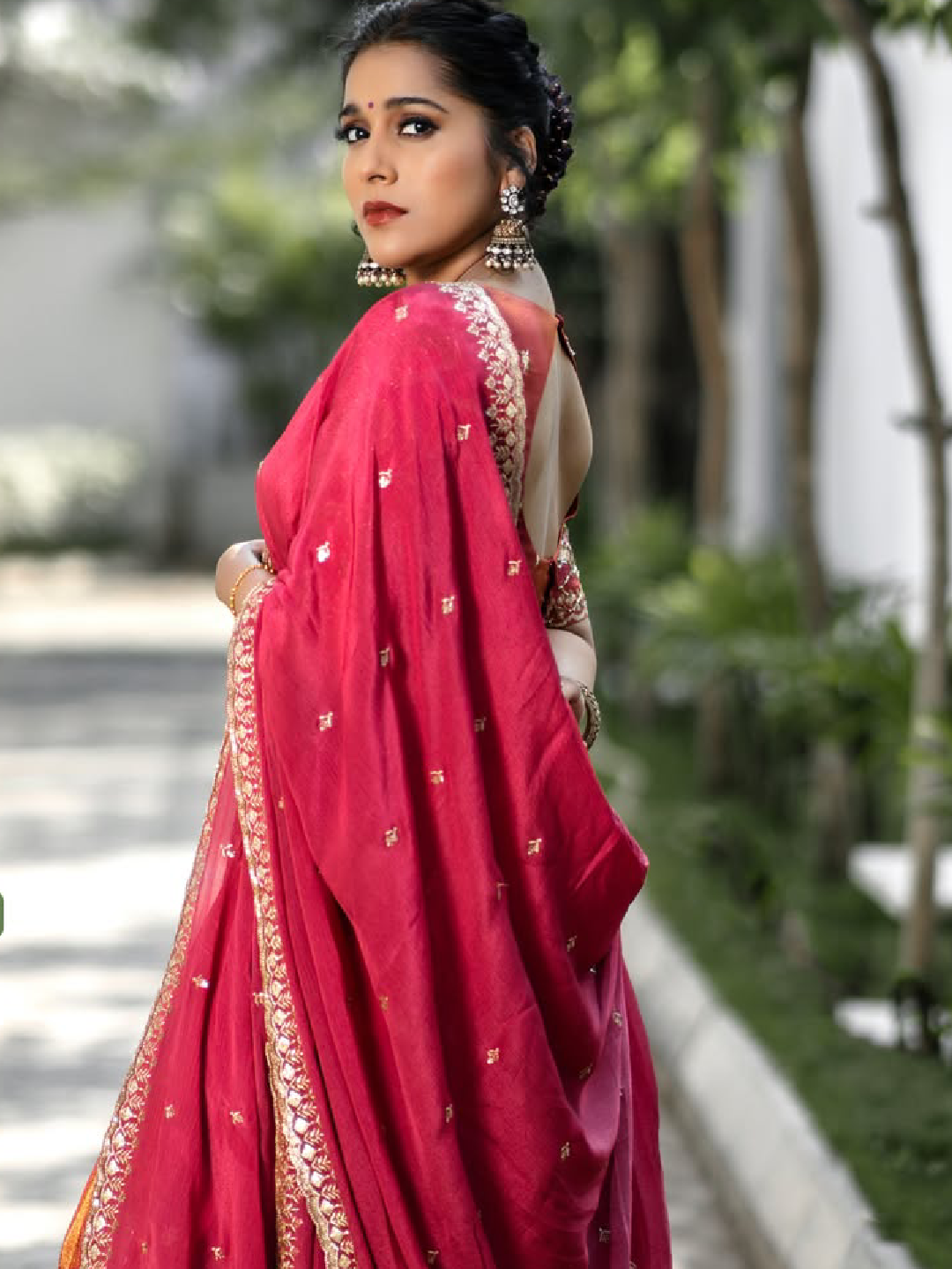 Rashmi Gautam Stunning Looks in a Half Saree