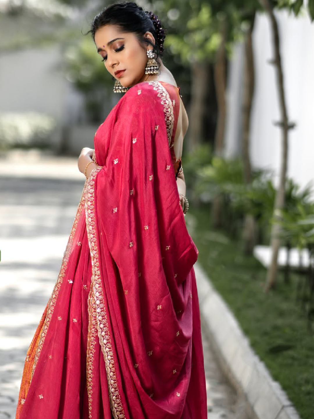 Rashmi Gautam Stunning Looks in a Half Saree