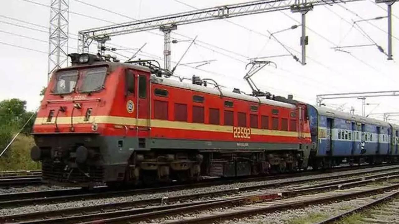 Special Trains : రైల్వే ప్రయాణికులకు గుడ్‌న్యూస్.. ఈ ప్రాంతాలకు ఎనిమిది ప్రత్యేక రైళ్లు.. అన్నీ అన్‌రిజర్వుడ్ బోగీలే.. పొడిగించిన రైళ్ల పూర్తి వివరాలు ఇవే..