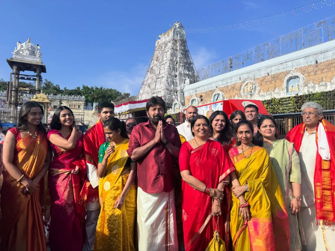 Senior actor Rajasekhar visits Tirumala with his wife and daughters