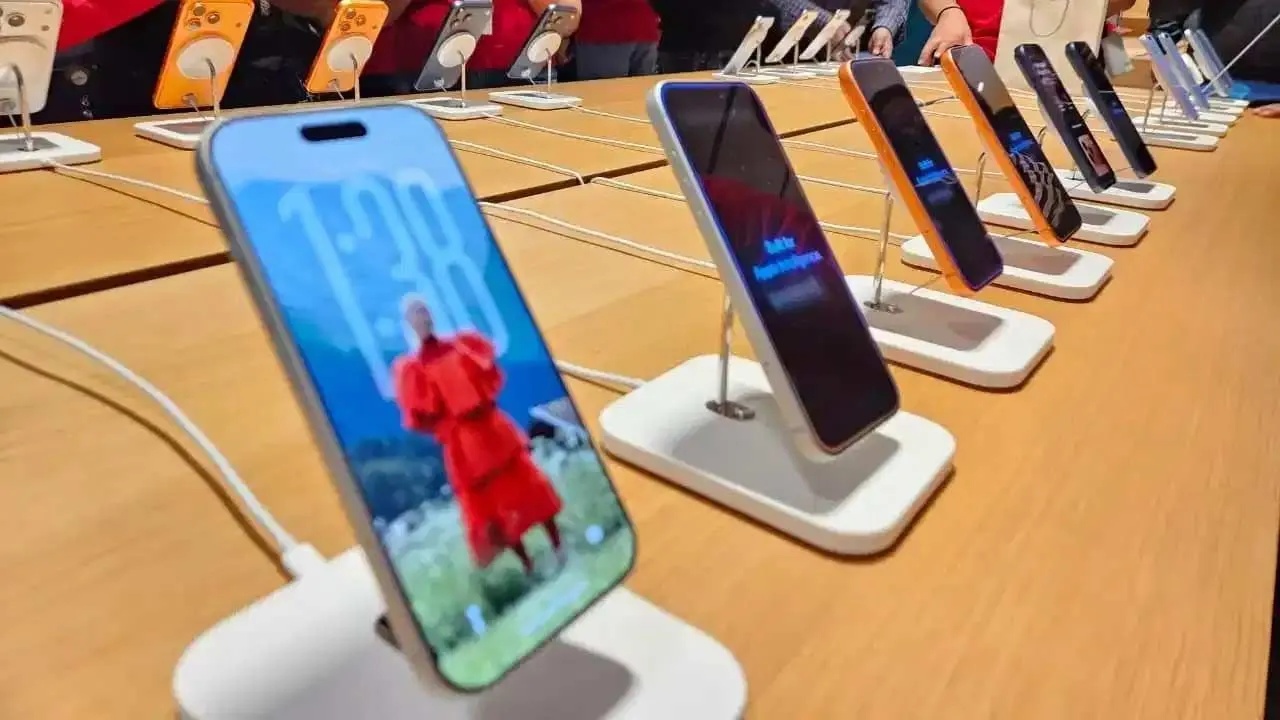 Smartphone Price Hike : స్మార్ట్‌ఫోన్ లవర్స్ కి షాక్.. ఇకపై మొబైల్ కొనడం కష్టమే.. భారీగా పడిపోనున్న అమ్మకాలు.. కారణమిదే..