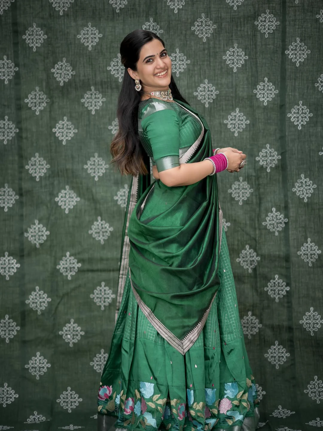 Anchor Sravanthi Chokarapu Cute Looks in Green Half Saree