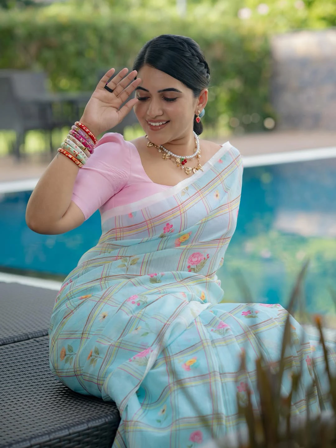 Anchor Sravanthi Chokarapu Stunning Looks in Saree