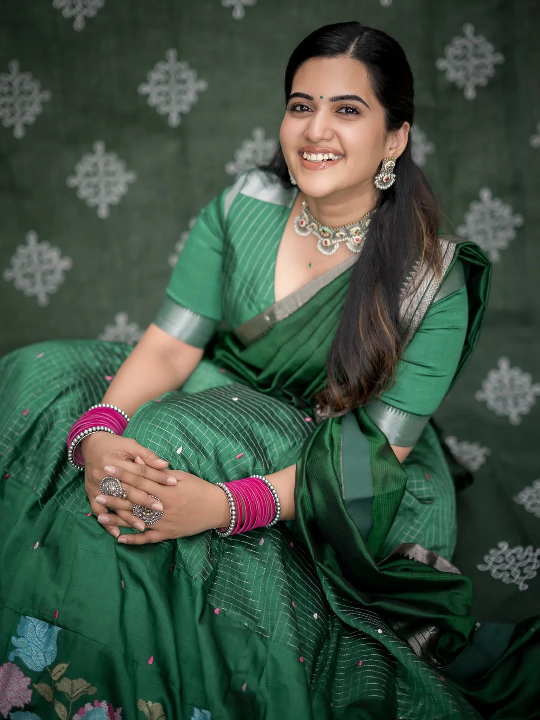 Anchor Sravanthi Chokarapu Cute Looks in Green Half Saree