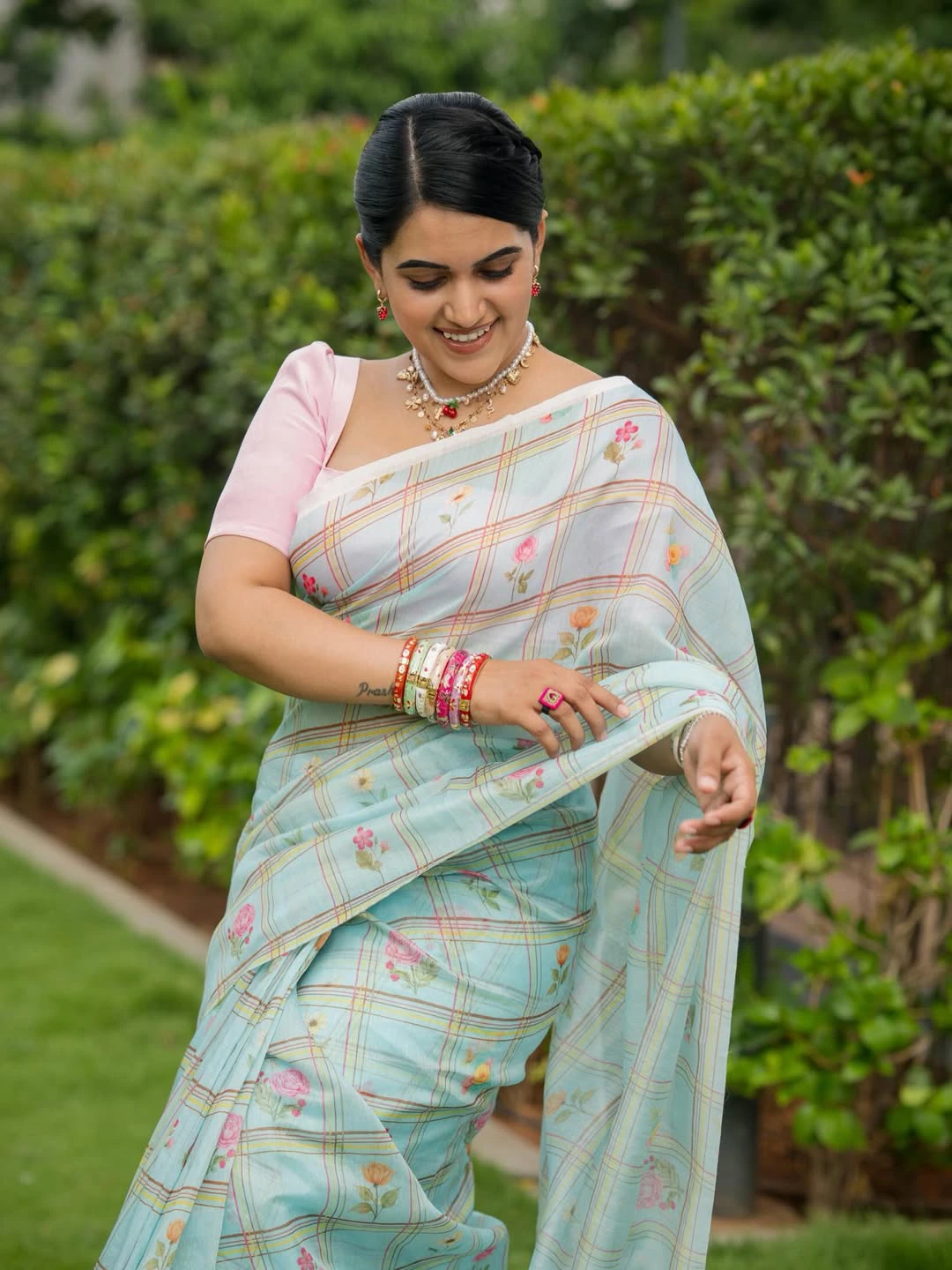 Anchor Sravanthi Chokarapu Stunning Looks in Saree