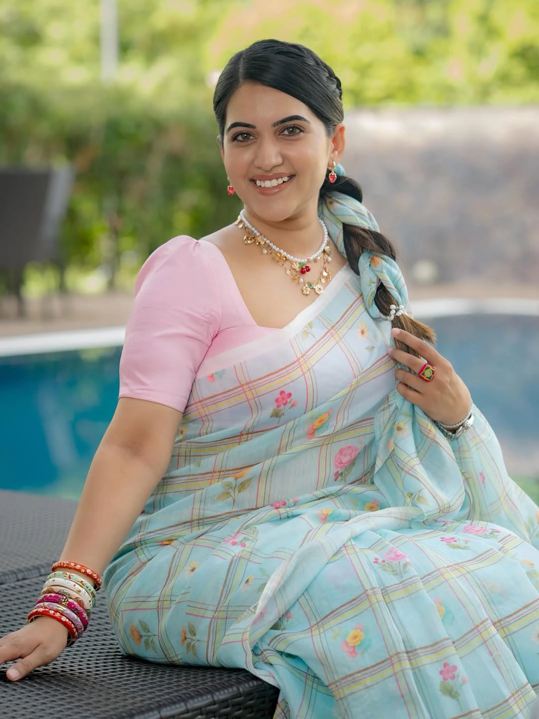 Anchor Sravanthi Chokarapu Stunning Looks in Saree