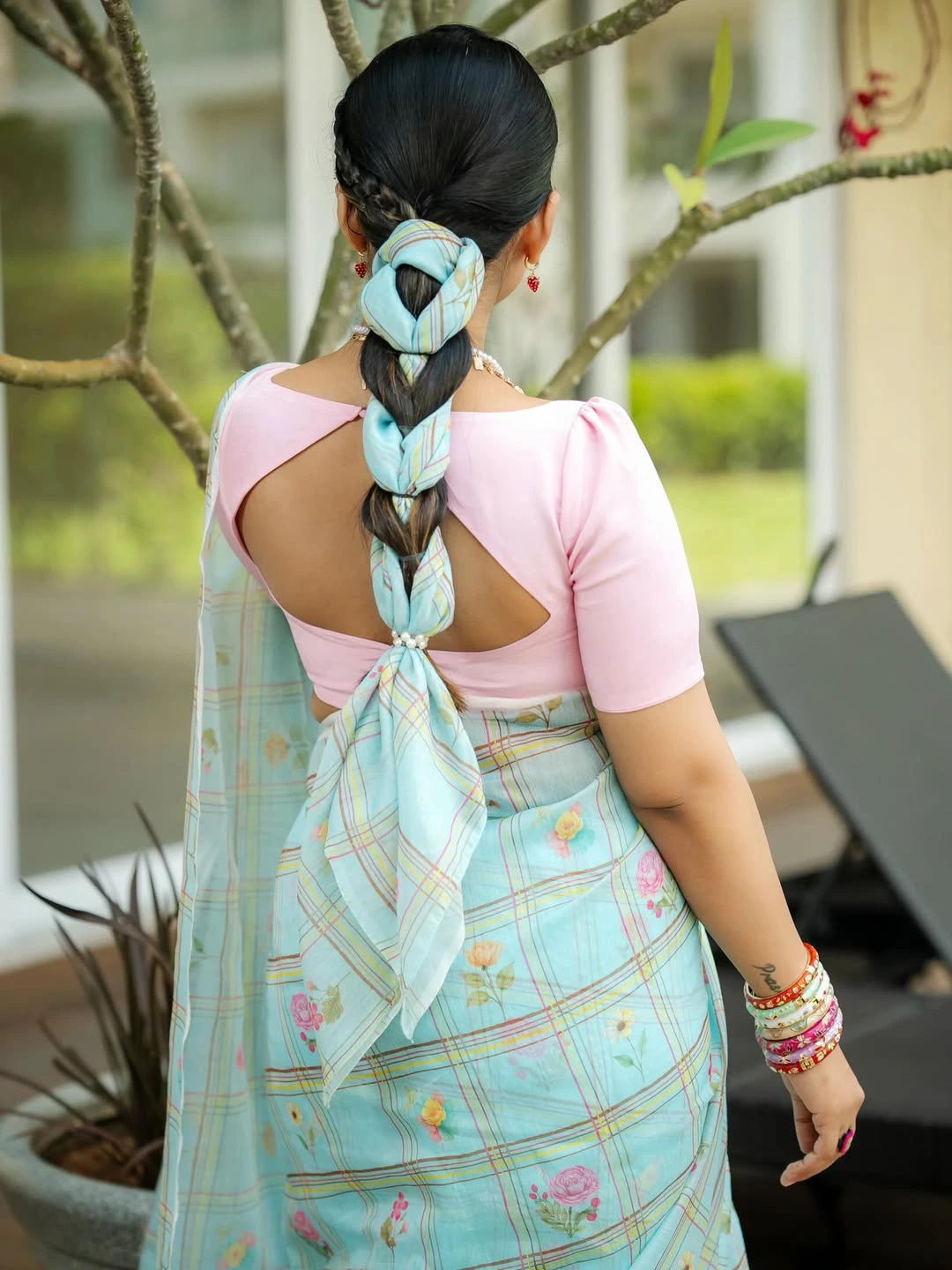 Anchor Sravanthi Chokarapu Stunning Looks in Saree