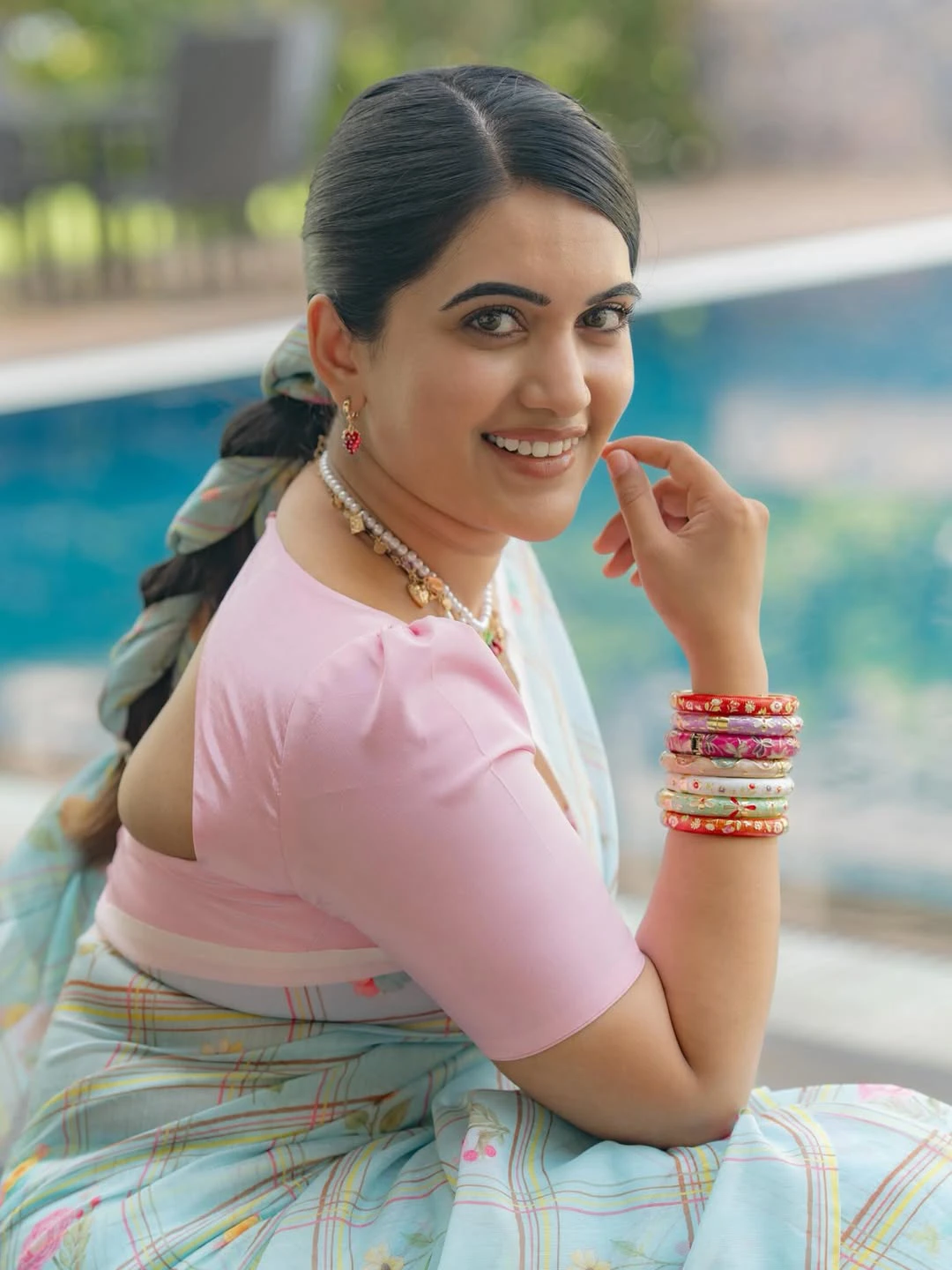 Anchor Sravanthi Chokarapu Stunning Looks in Saree