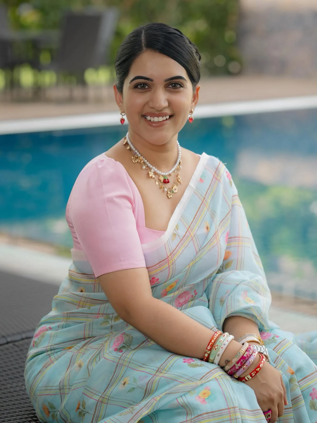 Anchor Sravanthi Chokarapu Stunning Looks in Saree