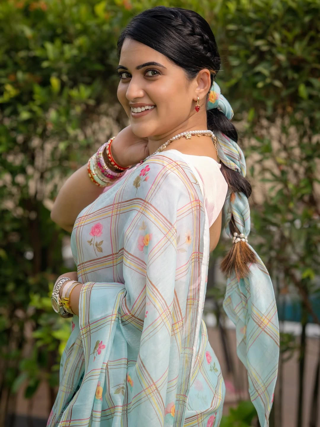 Anchor Sravanthi Chokarapu Stunning Looks in Saree