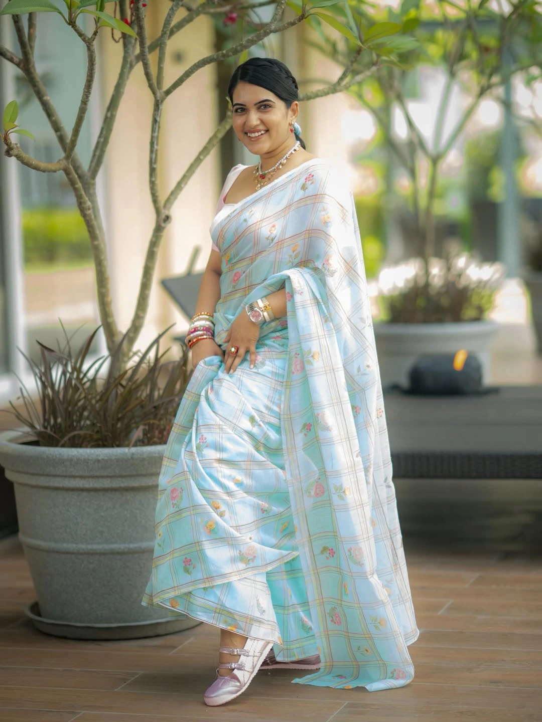 Anchor Sravanthi Chokarapu Stunning Looks in Saree