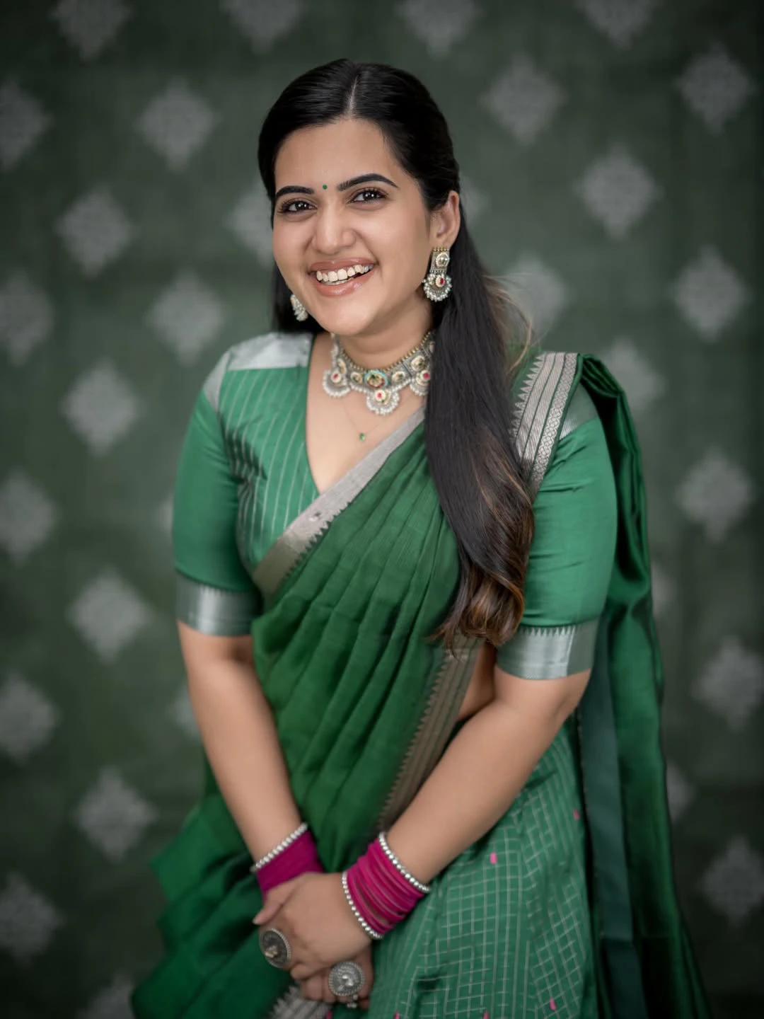 Anchor Sravanthi Chokarapu Cute Looks in Green Half Saree