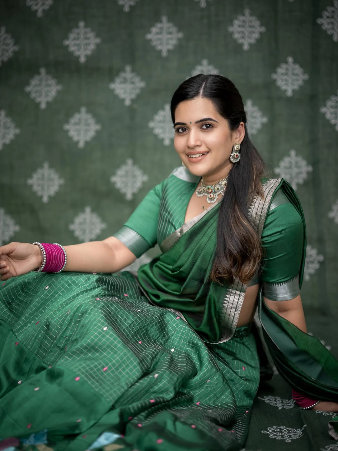Anchor Sravanthi Chokarapu Cute Looks in Green Half Saree