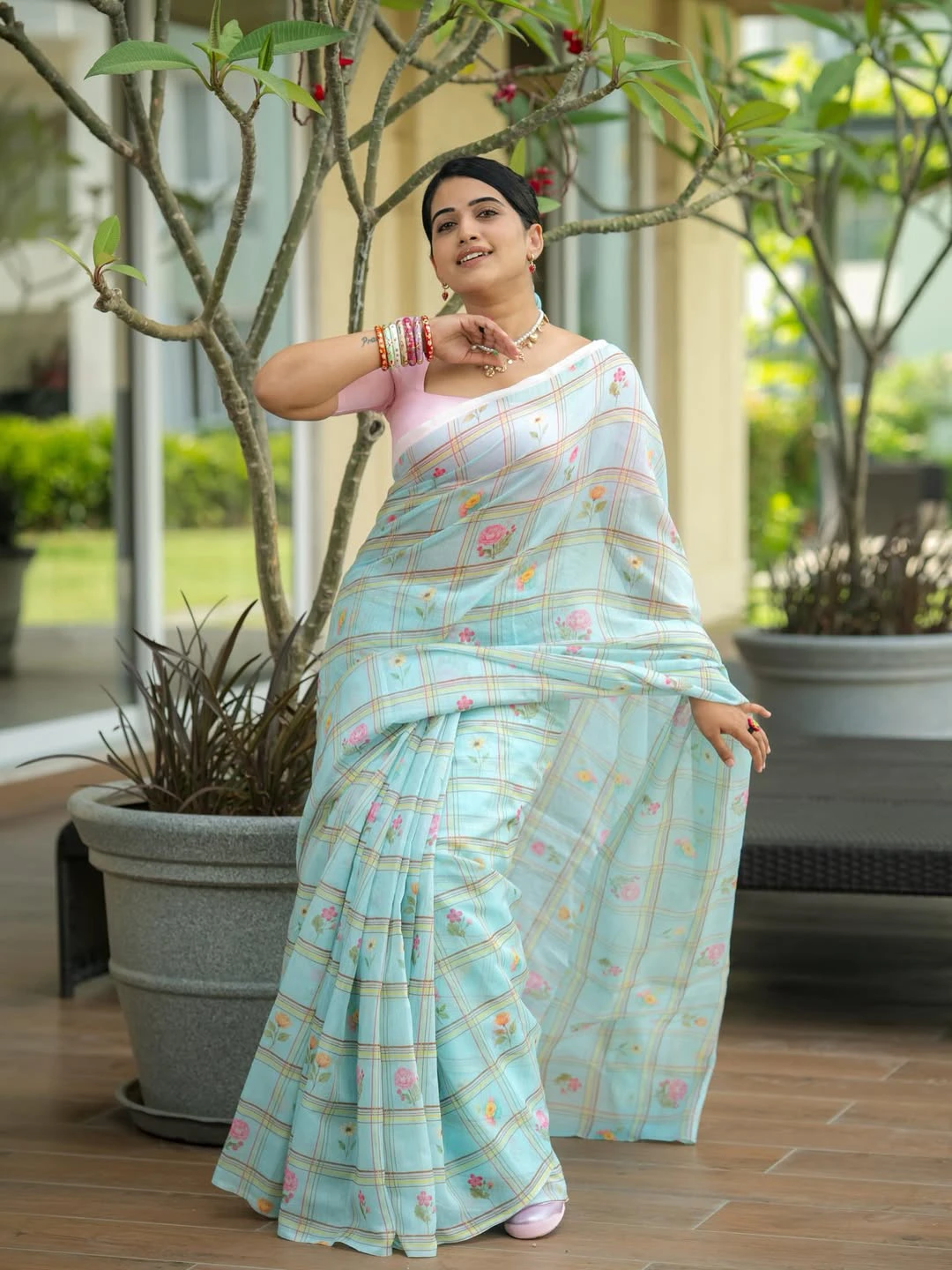 Anchor Sravanthi Chokarapu Stunning Looks in Saree