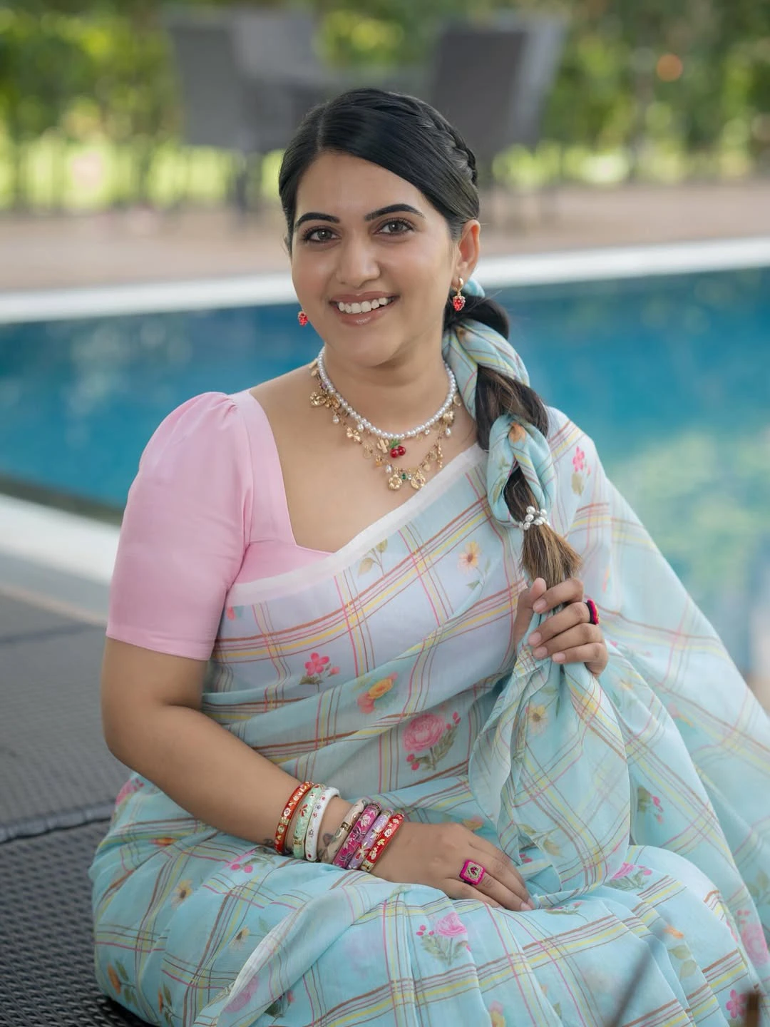 Anchor Sravanthi Chokarapu Stunning Looks in Saree