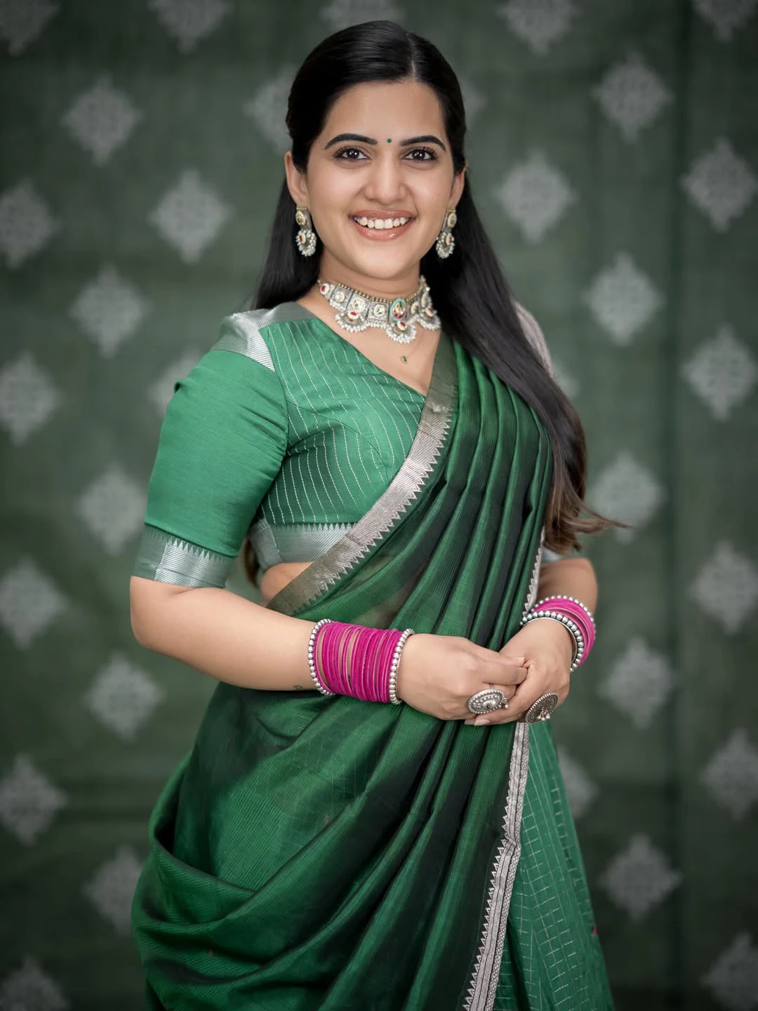 Anchor Sravanthi Chokarapu Cute Looks in Green Half Saree