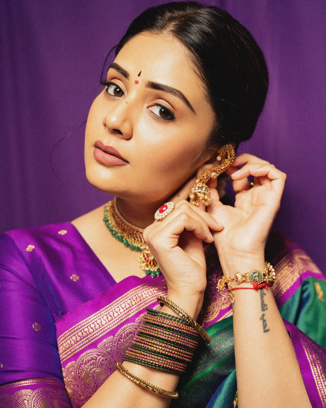 Anchor Sreemukhi Traditional Looks