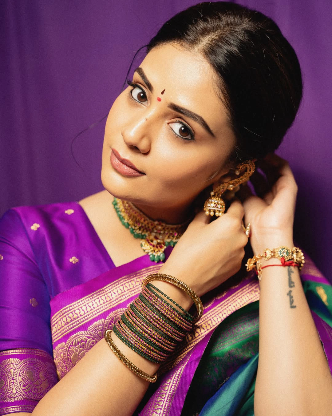 Anchor Sreemukhi Traditional Looks