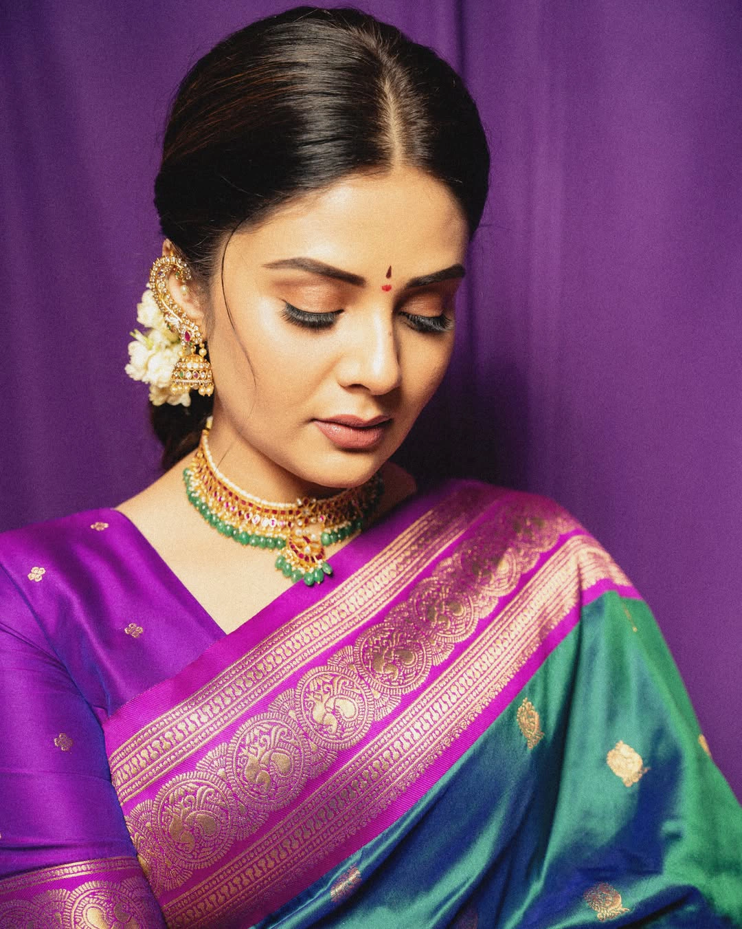 Anchor Sreemukhi Traditional Looks