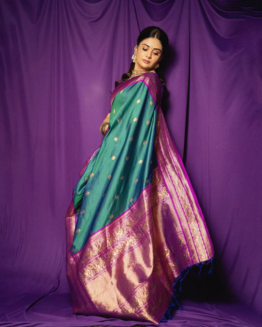 Anchor Sreemukhi Traditional Looks