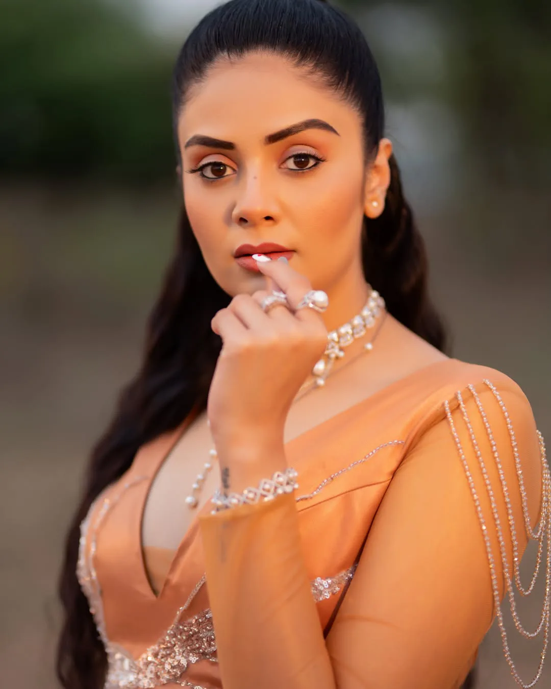 Star anchor sreemukhi stunning photos goes viral on social media