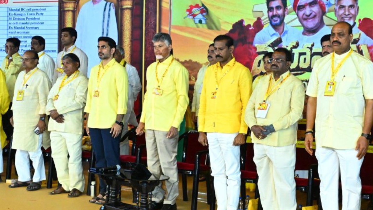 TDP Mahanadu : పేదలకు కావాల్సింది సంక్షేమం.. గొడ్డలివేట్లు కాదు.. మహానాడులో సీఎం చంద్రబాబు.. కార్యకర్తలకు స్వీట్ వార్నింగ్..