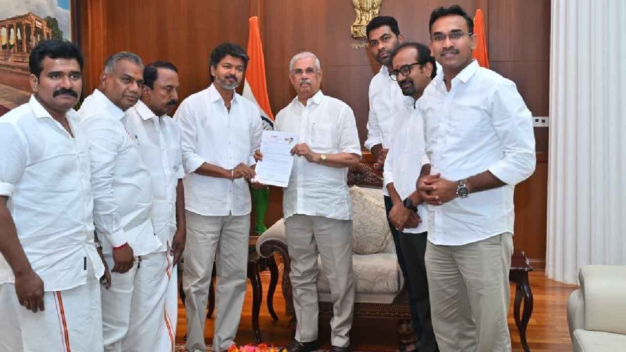 TVK Vijay: గవర్నర్‌ను కలిసిన విజయ్.. ప్రభుత్వ ఏర్పాటుకు అనుమతి కోరిన టీవీకే చీఫ్