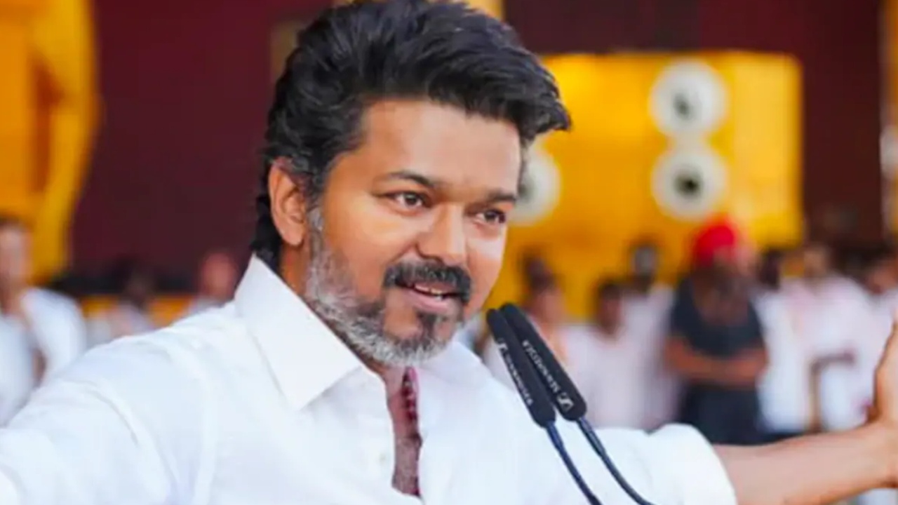 Tamil Nadu CM vijay Oath Ceremony : తమిళనాడు సీఎంగా విజయ్ ప్రమాణ స్వీకారం.. విజయ్‌తోపాటు తొమ్మిది మంత్రులు.. నటి త్రిష సందడి..