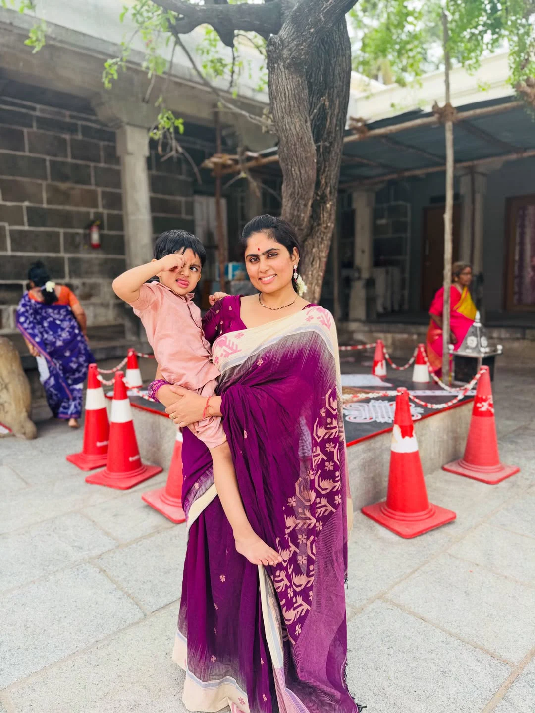 Tejaswini Vygha Visits Kanchi Temples with her Son
