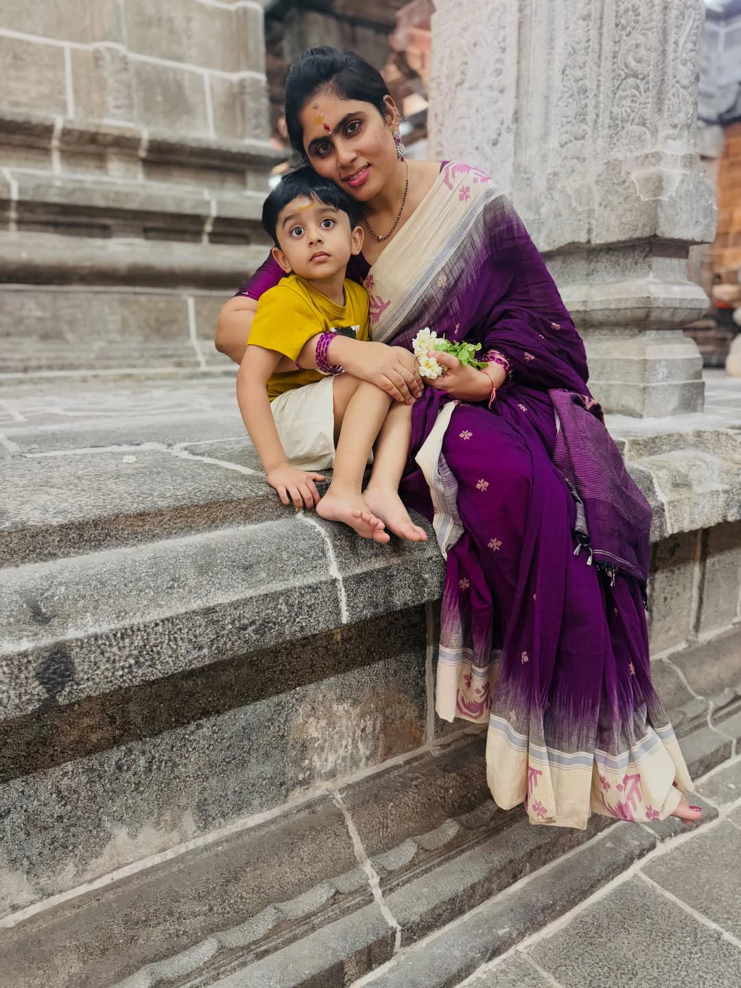 Tejaswini Vygha Visits Kanchi Temples with her Son