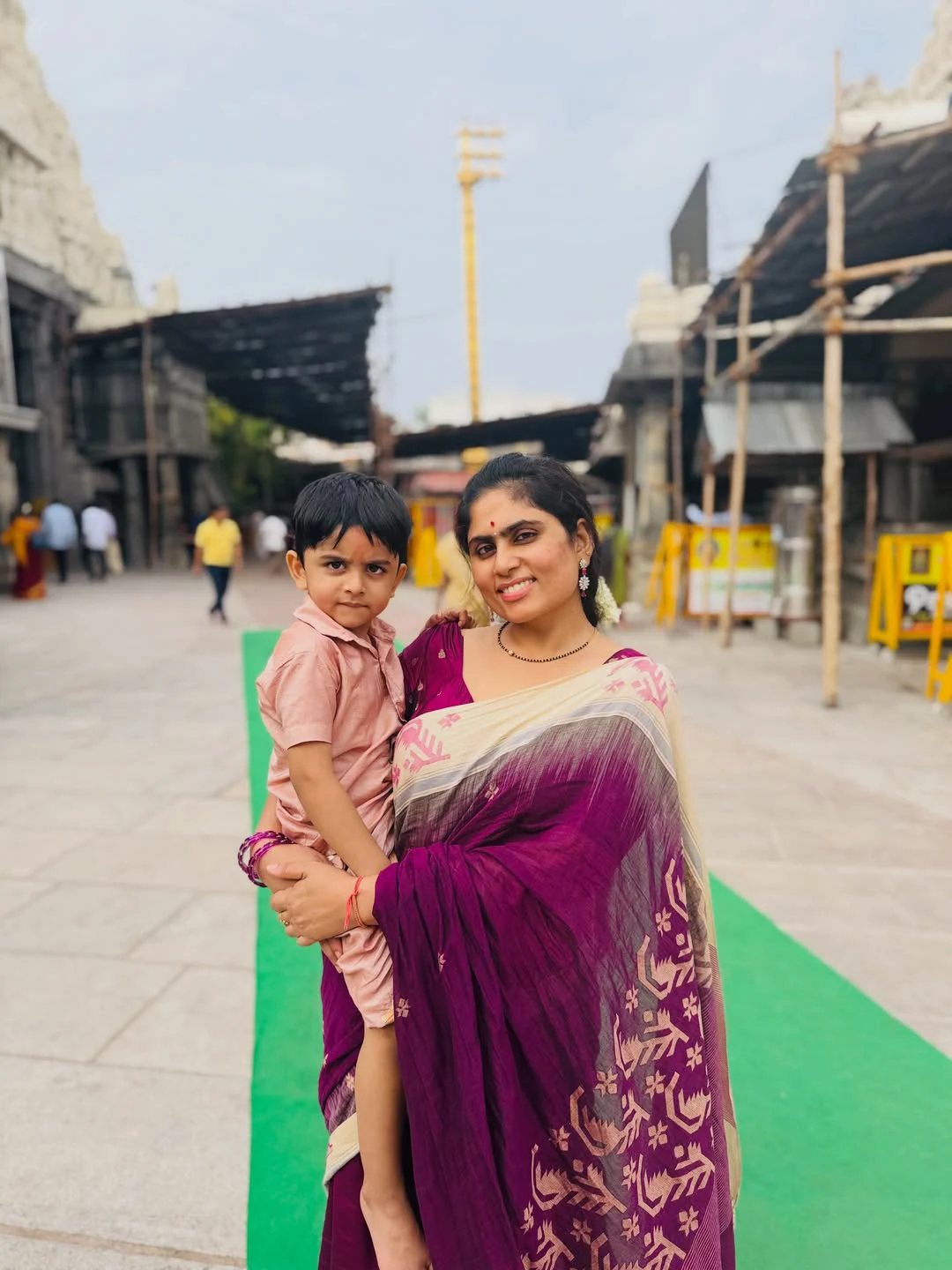 Tejaswini Vygha Visits Kanchi Temples with her Son