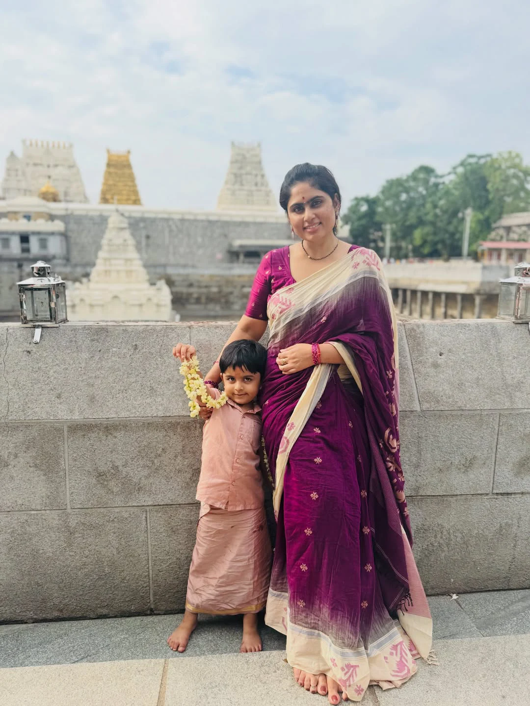 Tejaswini Vygha Visits Kanchi Temples with her Son