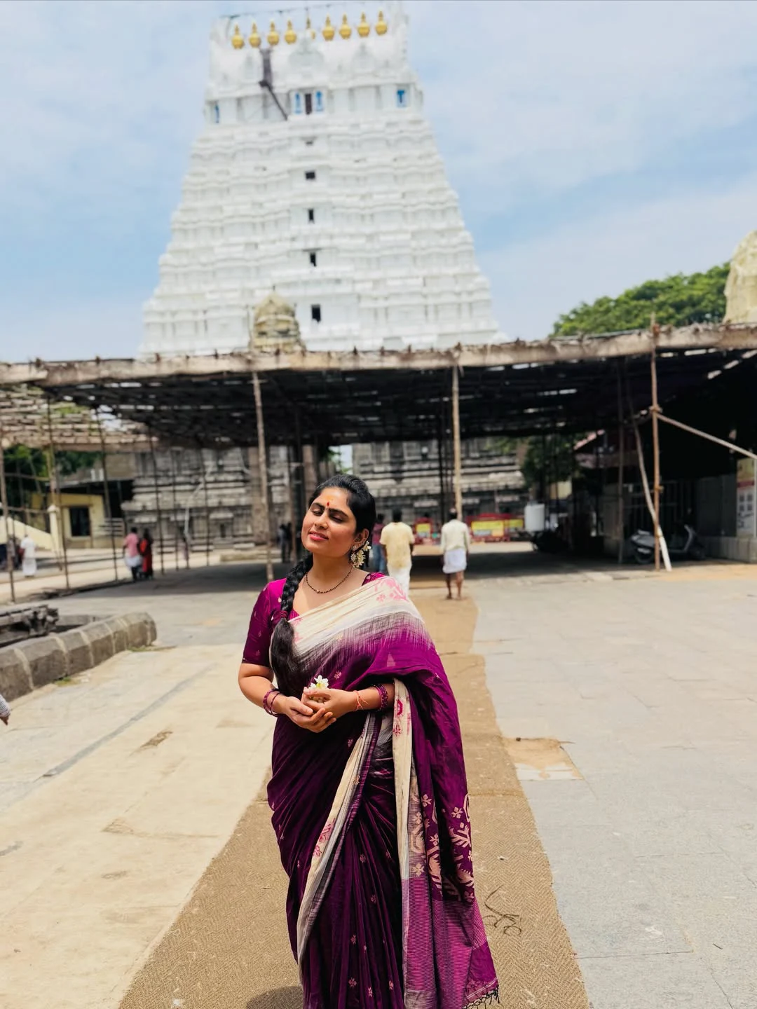 Tejaswini Vygha Visits Kanchi Temples with her Son