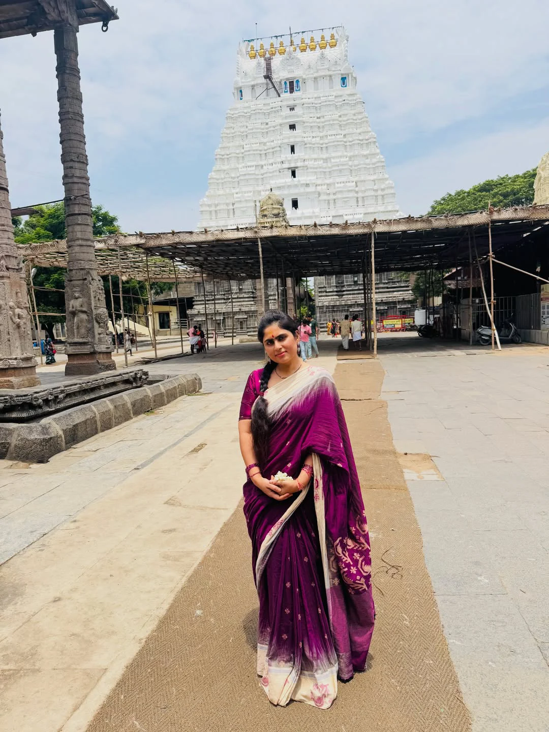 Tejaswini Vygha Visits Kanchi Temples with her Son