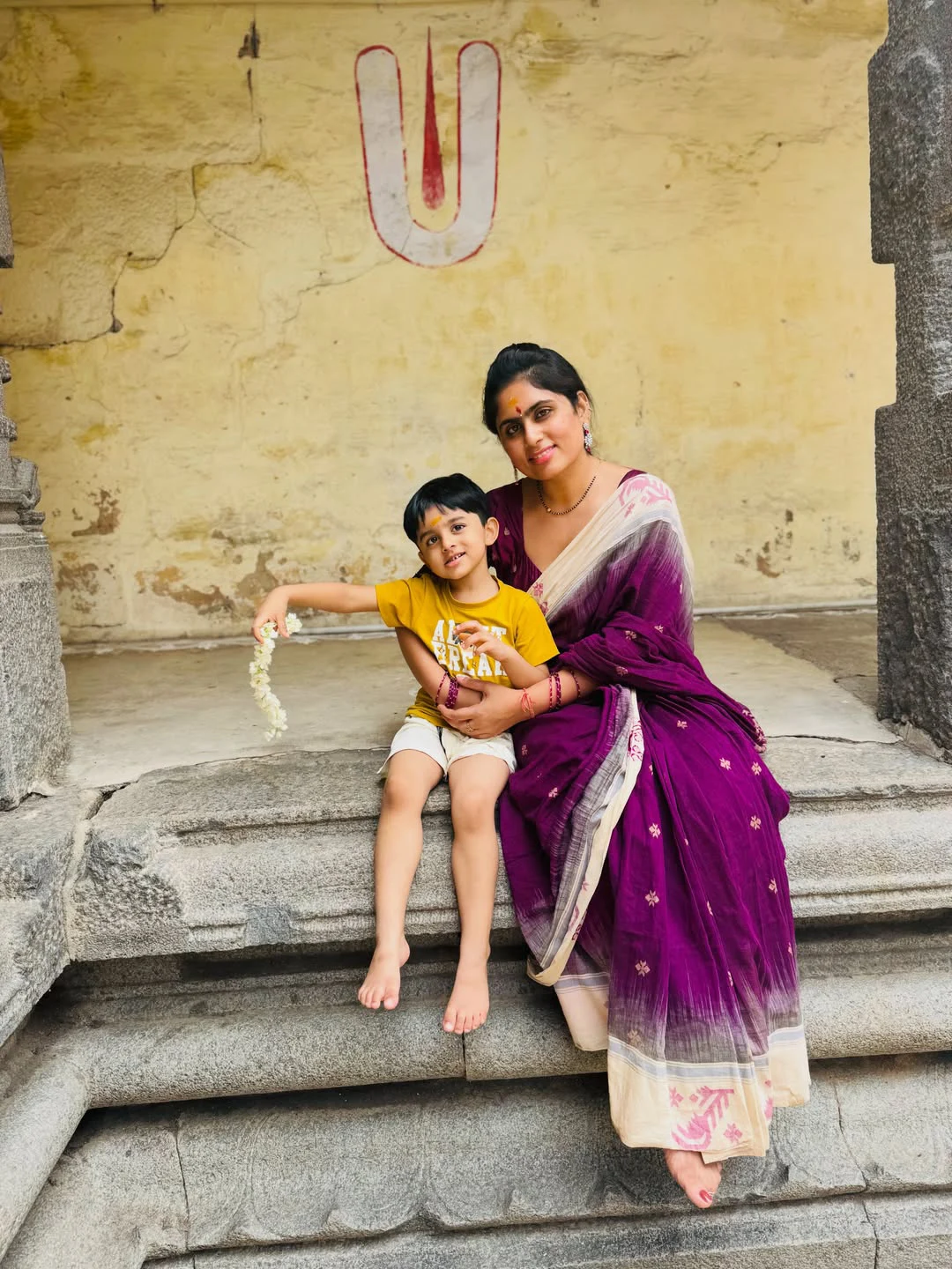 Tejaswini Vygha Visits Kanchi Temples with her Son