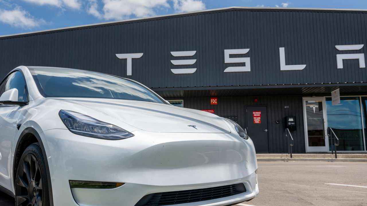 Tesla In Hyderabad: హైదరాబాద్‌లో టెస్లా.. త్వరలోనే సేల్స్ సర్వీస్ సెంటర్ ప్రారంభం..