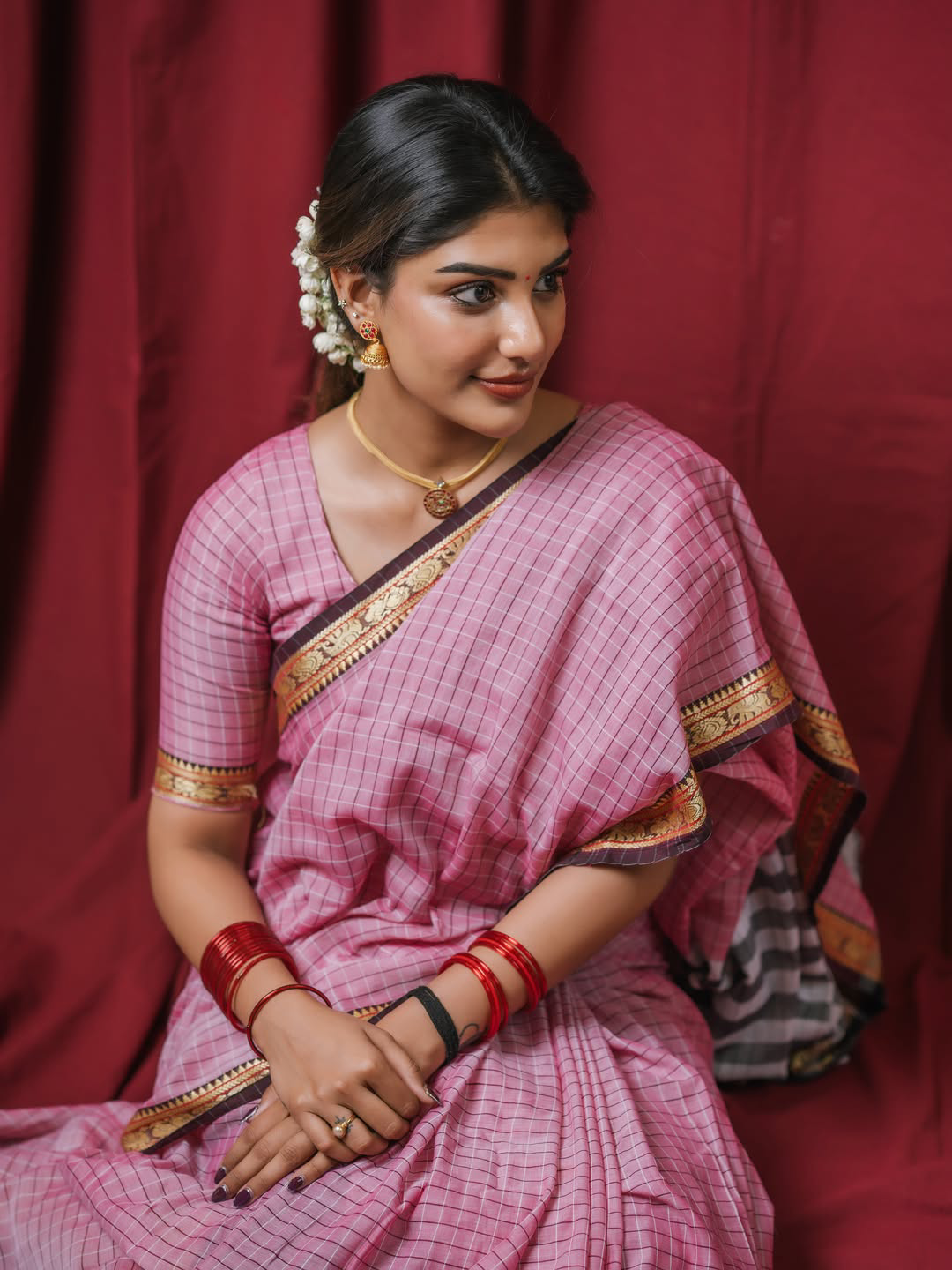 Tollywood beauty Supritha latest photos in saree