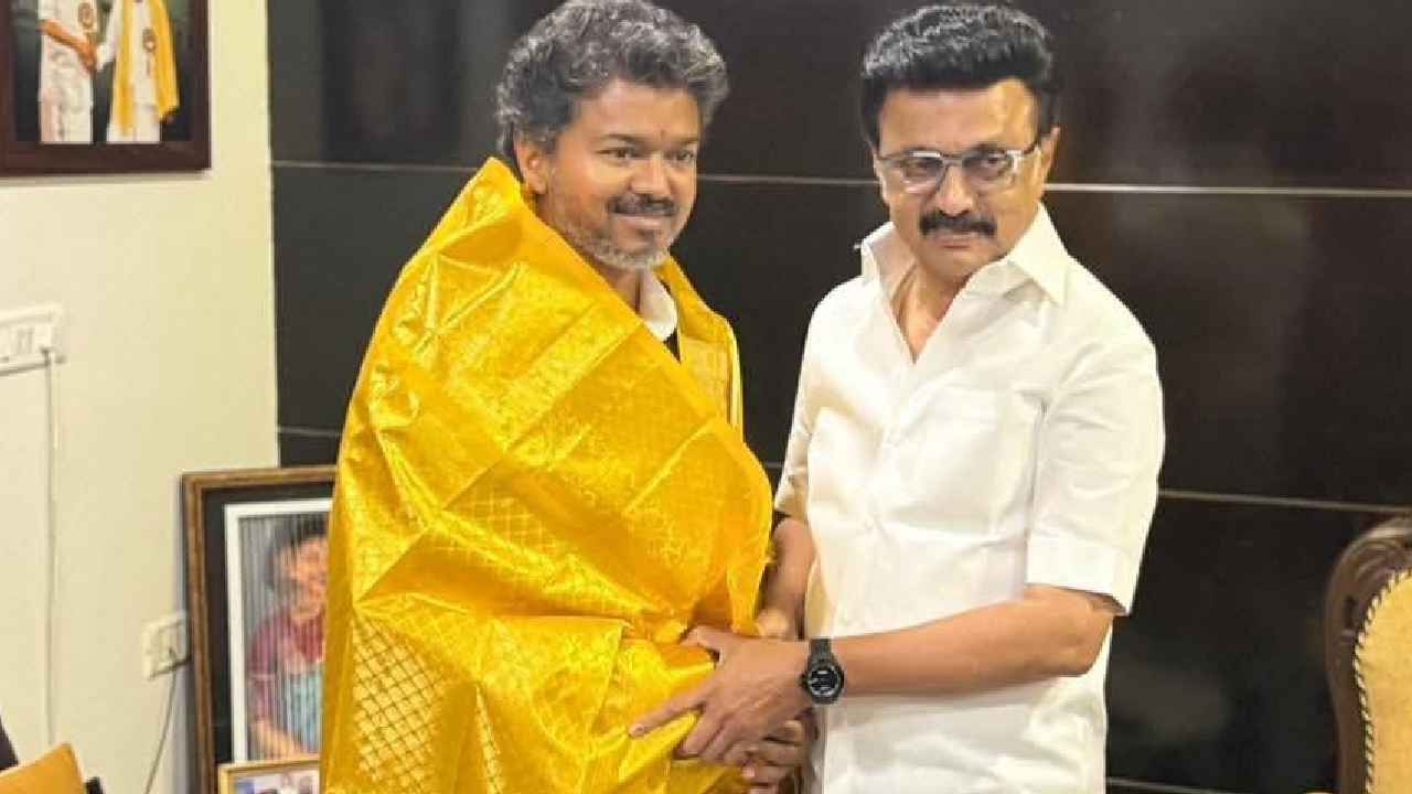 TN CM Vijay – MK Stalin: క్యా సీన్ హై.. మాజీ సీఎం స్టాలిన్ ఇంటికి వెళ్లిన సీఎం విజయ్.. ఆలింగనం చేసుకుని మరీ ఆహ్వానం
