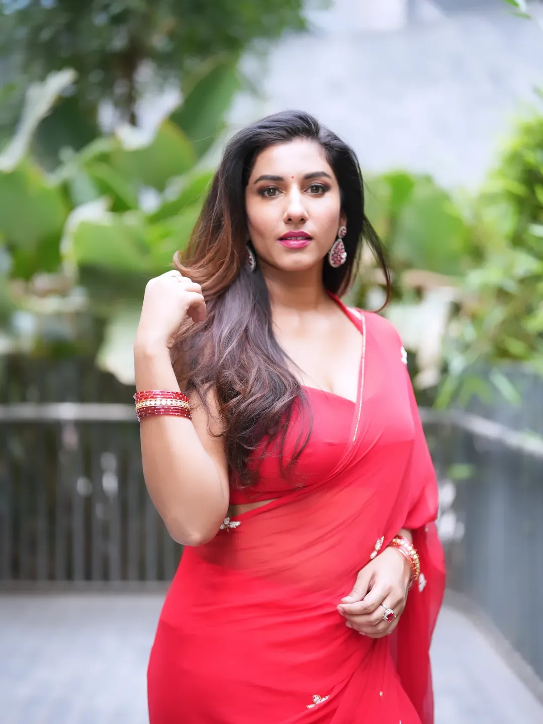 Vishnu bhimeneni latest photos in red saree