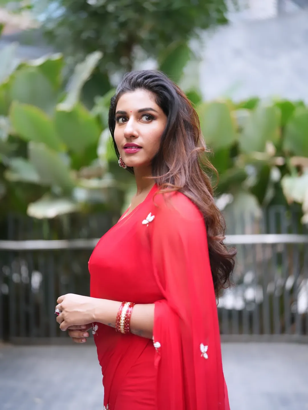 Vishnu bhimeneni latest photos in red saree