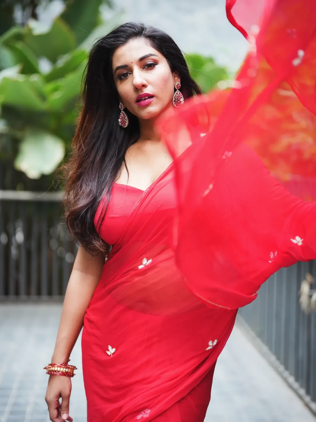 Vishnu bhimeneni latest photos in red saree