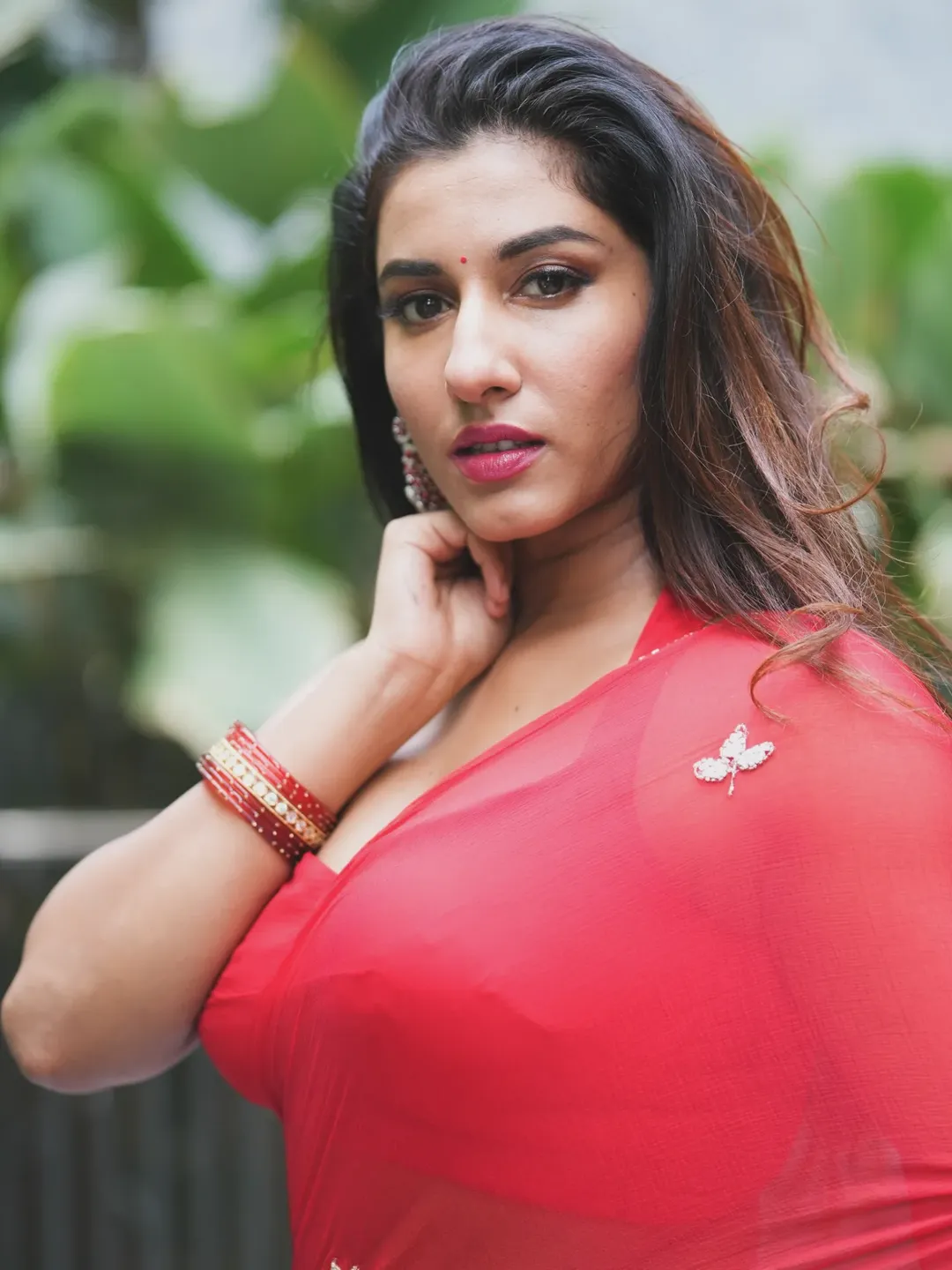 Vishnu bhimeneni latest photos in red saree