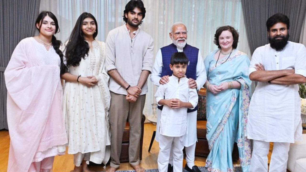 Pawan Kalyan : మొదటిసారి తన నలుగురు పిల్లలతో పవన్ కళ్యాణ్.. పీఎం మోదీతో స్పెషల్ గ్రూప్ ఫోటో వైరల్..